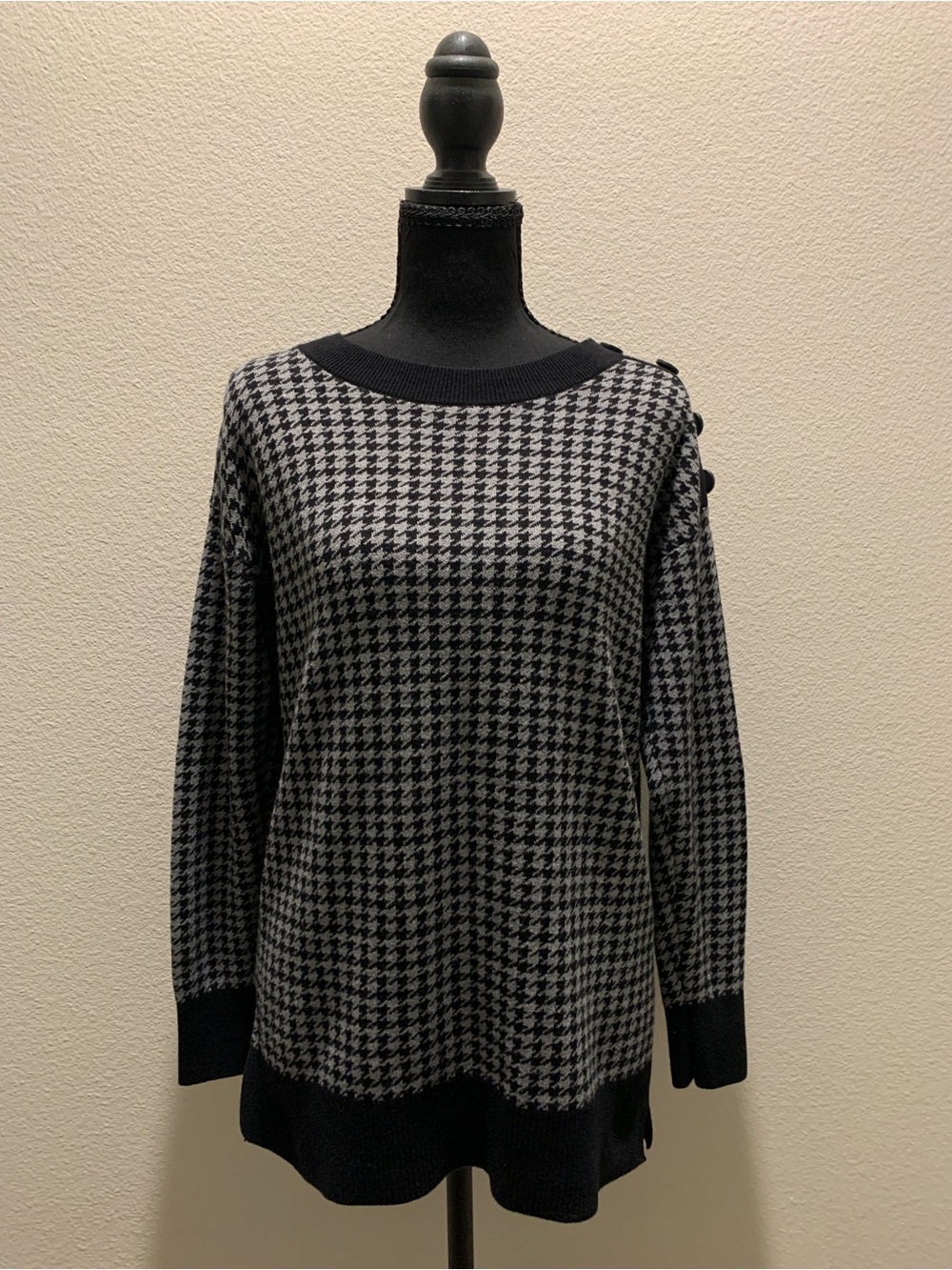 LOFT Outlet Black and Gray Houndstooth Crewneck Sweater (Size XS)